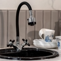 Смеситель д/кухни с 2-мя рукоятками, с силиконовым изливом, креп.гайка, черный Радуга 5770716 АНТЕЙ 1/10 